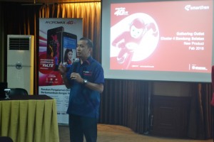 Antony Pandapotan,  Head of Region Commercial West Java PT Smartfren Telecom, Tbk memberikan paparan tentang Andromax R2 dan Andromax E2 saat diluncurkan di Bandung