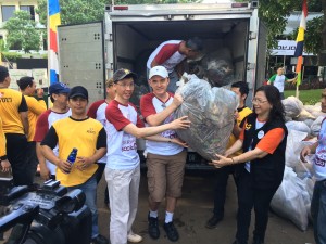 Lau Chun Tuck (Kimisaris PT. JIHD, Patrick Beck (GM Hotel Borobudur Jakarta) and Sylvie Hasan (Sekretaris Jenderal Artha Graha Peduli) bersiap menimbang sampah