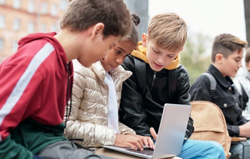 Mendampingi Anak Hidup Era Digital