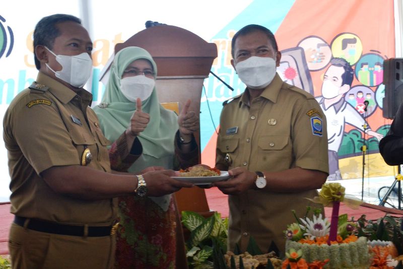 Hari Kesehatan Nasional ke 57 Kota Bandung ditandai Potong Tumpeng