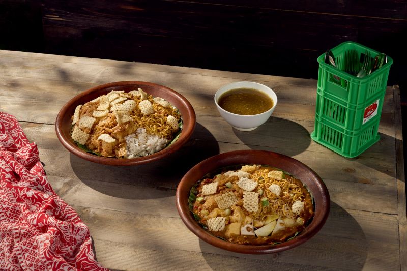 Menghadirkan menu Nasi Mie Wiken adalah upaya menerjemahkan kreativitas kuliner agar penonton dapat mencicipi langsung secuil kisah dari layar lebar.